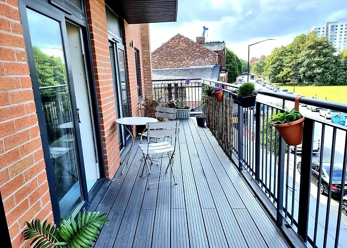 Luxury 2-Bedroom Service Apartment With Balcony